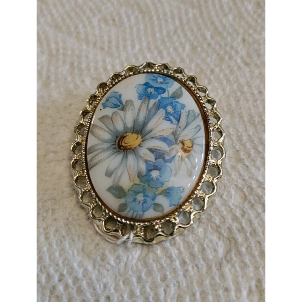 VINTAGE 50’S BLUE & WHITE GLASS CAMEO DAISY FLOWER BROOCH PIN